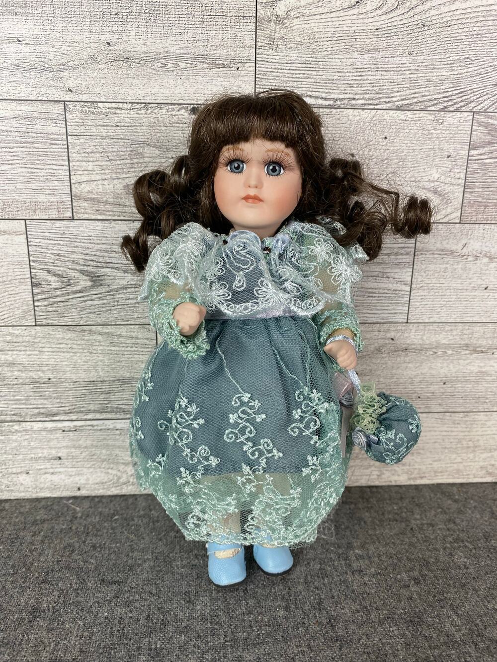 TRUDY TRAVELER PORCELAIN Doll Victorian Style Brunette Blue Dress Display